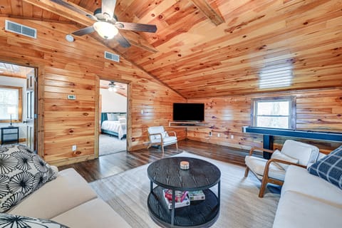 Private Hot Tub, Arcade Game: Bee Spring Cabin House in Nolin Lake