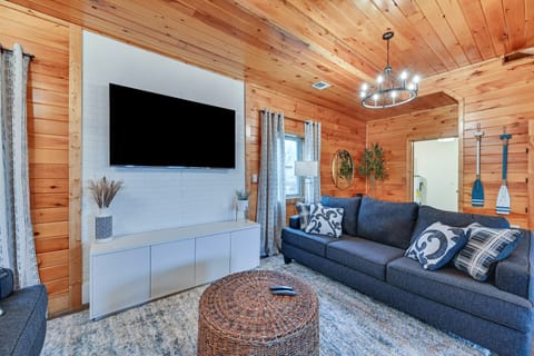 Private Hot Tub, Arcade Game: Bee Spring Cabin House in Nolin Lake