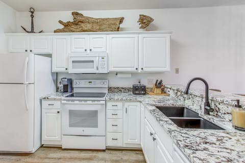 Golf Course View & Pool Access: River Oaks Condo Apartment in Carolina Forest