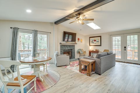 Peaceful Pocono Gem! Cabin 6 Mi to Dtwn Jim Thorpe House in Luzerne County