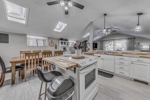 Ruidoso Retreat w/ Mtn Views ~ 20 Mi to Ski Apache House in Ruidoso