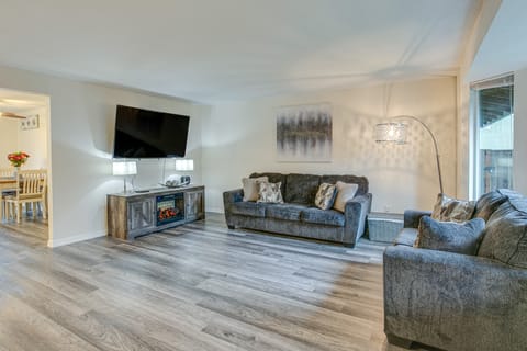 Modern Puyallup Townhome w/ Backyard & Fireplace Apartment in King County