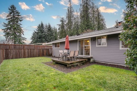 Modern Puyallup Townhome w/ Backyard & Fireplace Apartment in King County