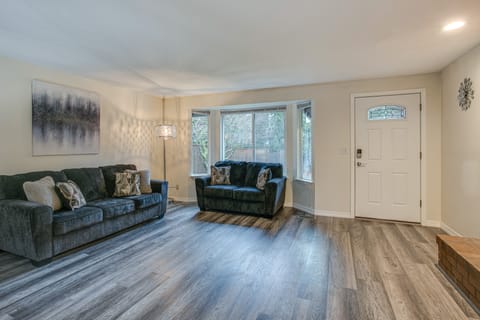 Modern Puyallup Townhome w/ Backyard & Fireplace Apartment in King County