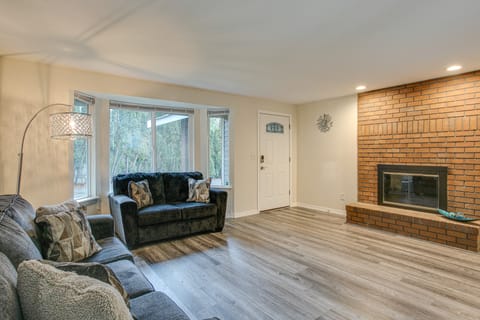 Modern Puyallup Townhome w/ Backyard & Fireplace Apartment in King County