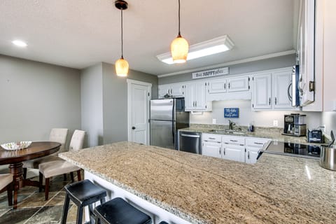 Tennessee River Vacation Rental w/ Deck + View! Apartment in Pickwick Lake