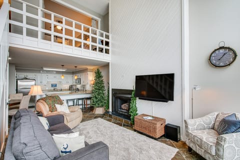 Tennessee River Vacation Rental w/ Deck + View! Apartment in Pickwick Lake