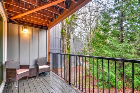 Lake Oswego Condo w/ Balcony, 3 Mi to the Water! Apartment in Lake Oswego