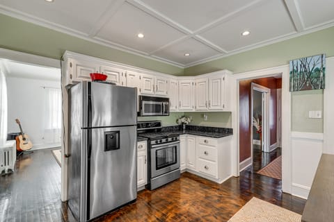 Charming Connecticut Retreat Near Museums & Hiking House in Waterbury