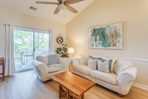 Resort Condo w/ Pool Access Near Barefoot Landing! Apartment in North Myrtle Beach