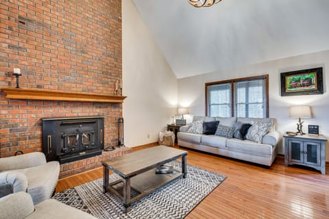 McDonough Escape w/ Private Hot Tub & Game Room! House in Georgia