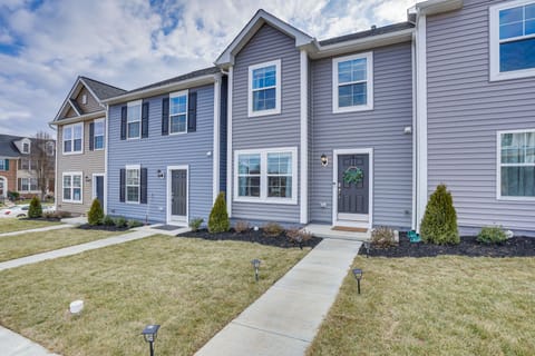 Great for Families! Townhome 9 Mi to Harpers Ferry Apartment in Charles Town
