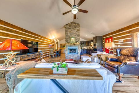 Scenic Ruidoso Escape w/ Hot Tub & Mountain View! House in Ruidoso