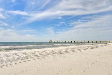 Sunny Fort Walton Beach Condo - Walk to Ocean! Apartment in Okaloosa Island