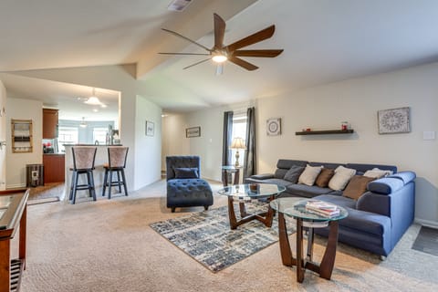 12 Mi to Beach: Texas Gulf Coast Home w/ Fire Pit House in La Marque