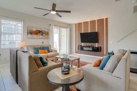 Kissimmee Getaway w/ Pool Access: 5 Mi to Disney Apartment in Kissimmee