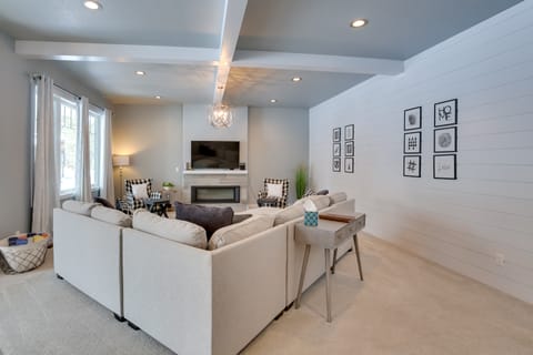 Modern Lead Cabin w/ Hot Tub, 6 Mi to Skiing! House in North Lawrence