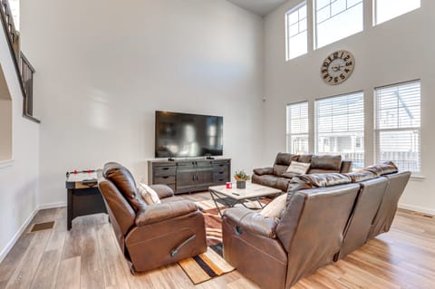 16 Mi to Denver: Spacious Commerce City Home! House in Commerce City