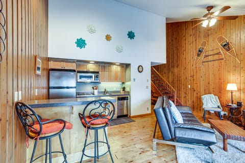 Pool & River Access: Mt Bachelor Condo w/ Patio! Apartment in Bend