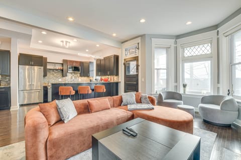 Spacious Condo w/ Deck ~ 3 Mi to Downtown Chicago! Apartment in Chicago