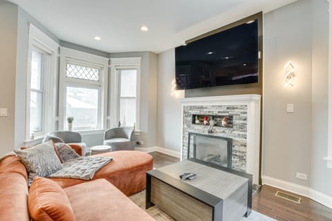 Spacious Condo w/ Deck ~ 3 Mi to Downtown Chicago! Apartment in Chicago
