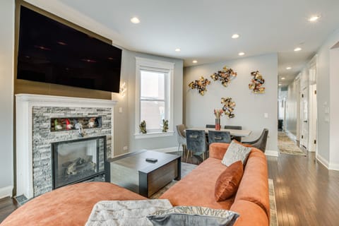 Spacious Condo w/ Deck ~ 3 Mi to Downtown Chicago! Apartment in Chicago