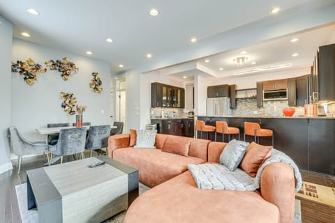 Spacious Condo w/ Deck ~ 3 Mi to Downtown Chicago! Apartment in Chicago