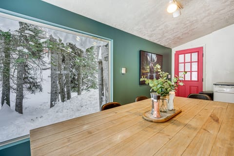 Solitude Mountain Cabin: Creek-Side View & Hot Tub House in Wasatch County