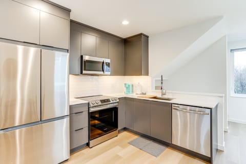 Walk to Light Rail! Modern Seattle Townhome Apartment in Seattle