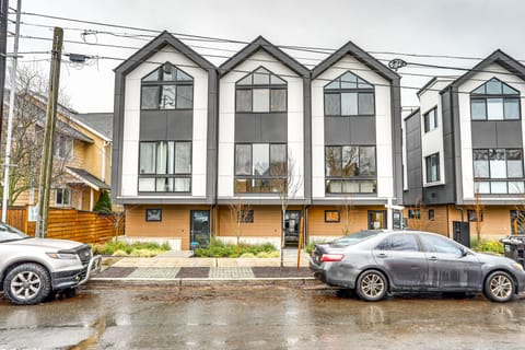 Walk to Light Rail! Modern Seattle Townhome Apartment in Seattle