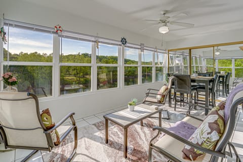 Updated Branson Condo w/ Lake Taneycomo Views! Apartment in Branson
