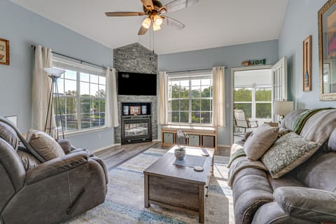 Updated Branson Condo w/ Lake Taneycomo Views! Apartment in Branson