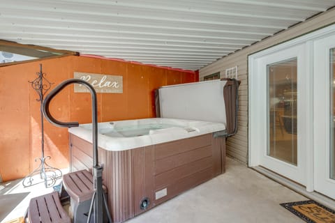 'Foxes Den' w/ Hot Tub, Pool Table & Fire Pit! Apartment in Illinois