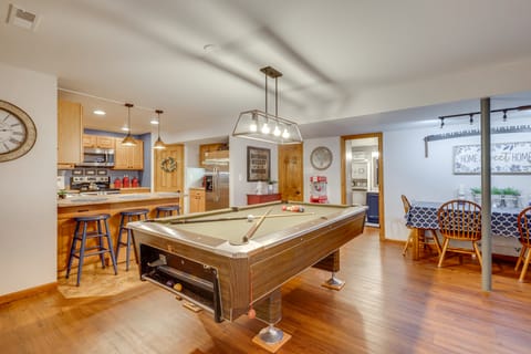 'Foxes Den' w/ Hot Tub, Pool Table & Fire Pit! Apartment in Illinois