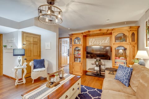 'Foxes Den' w/ Hot Tub, Pool Table & Fire Pit! Apartment in Illinois