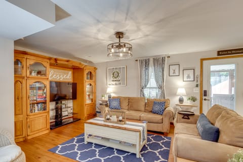 'Foxes Den' w/ Hot Tub, Pool Table & Fire Pit! Apartment in Illinois