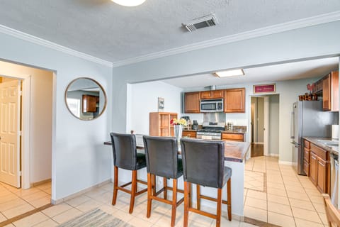 < 1 Mi to Beach! Family-Friendly Galveston Home House in Galveston Island