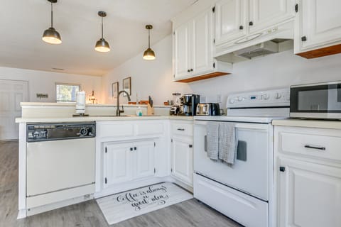 1 Mi to Beach: Cozy Grand Strand Townhome! Apartment in North Myrtle Beach