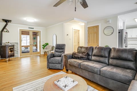 Family-Friendly Home w/ Hot Tub, Near Lake George! House in Warrensburg