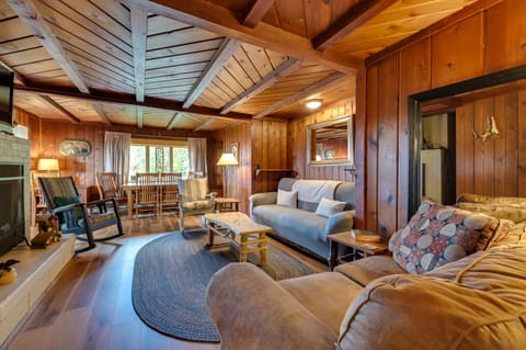 Cozy Harbor Springs Vacation Rental, 13 Mi to Town House in Michigan