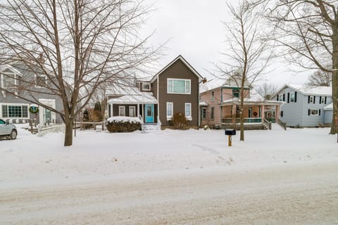 17 Mi to Ski Slopes! Retreat Near Lake Michigan House in Frankfort