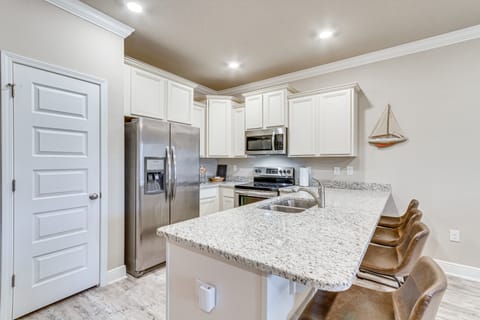 Pensacola Vacation Rental w/ Community Pool! Apartment in Pensacola