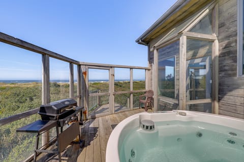 'Oceanfront Castle' w/ Hot Tub & Game Room House in Oregon