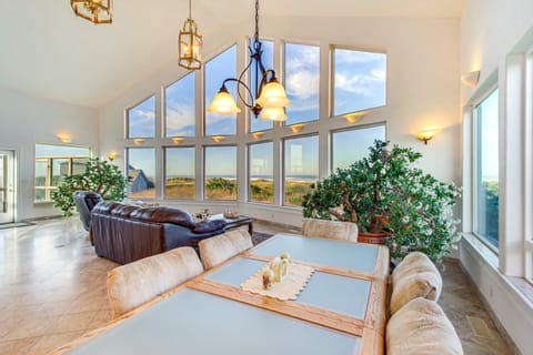 'Oceanfront Castle' w/ Hot Tub & Game Room House in Oregon