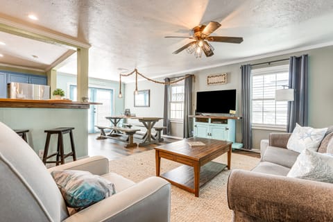 Families, Groups, Pets! Galveston Gem 2 Mi to Sand House in Galveston Island