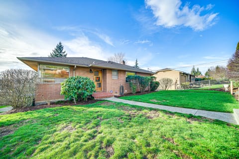 6 Mi to Airport! Quaint Renton Home Near Parks House in Renton