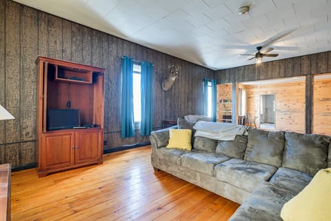 Lyndon Station Retreat ~ 9 Mi to Wisconsin Dells! Apartment in Wisconsin