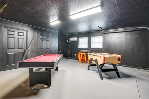 Pool & Game Room: Spacious Brandon Home House in Brandon