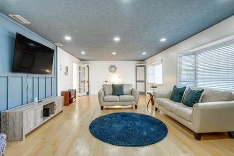 Pool & Game Room: Spacious Brandon Home House in Brandon