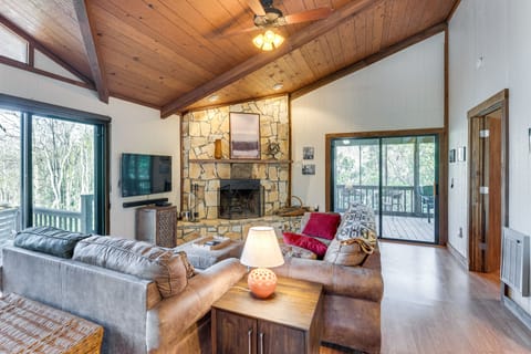 Smoky Mountain Cabin w/ Fire Pit & Stunning Views! House in Tennessee